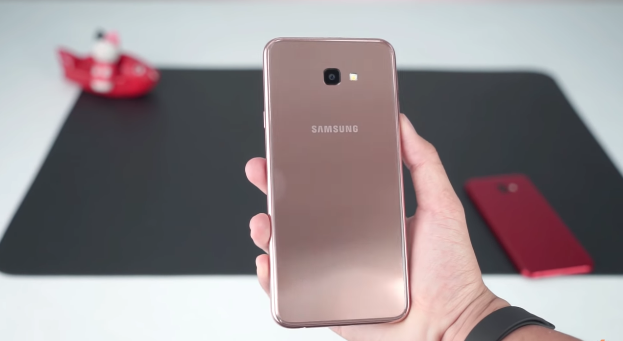 Smartphone Samsung Galaxy J4 +: prednosti i mane